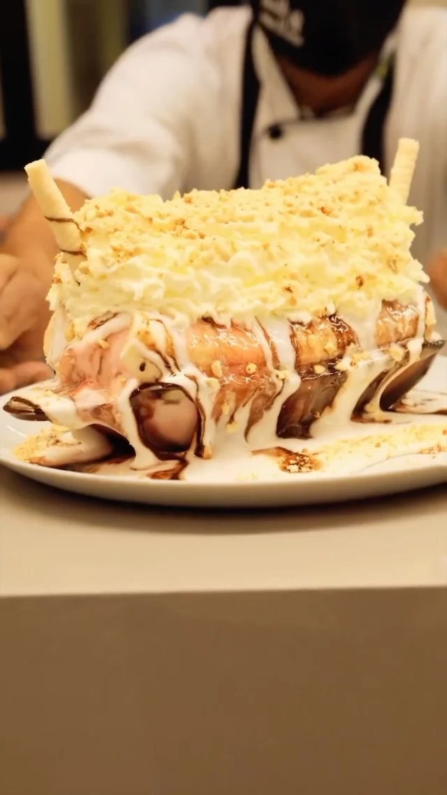Para este feriado, que tal um clássico? 

A Banana Split da Milk & Mellow combina bananas fresquinhas, três bolas generosas de gelato artesanal, chantilly, caldas irresistíveis e aquela farofinha de castanhas.

É sobremesa com gosto de memória boa e capricho de sobra.

📍 Unidades:

Unidade JK: Av. Presidente Juscelino Kubitschek, 101

Unidade Cidade Jardim: Av. Cidade Jardim, 1085

🚨 ATENDIMENTO:
👉 UNIDADE JK
Seg. e Ter.: 12h às 0h
Qua. a Sáb.: 12h às 4h
Dom.: 12h às 2h

👉 UNIDADE CIDADE JARDIM
Seg. e Ter.: 12h às 0h
Qua., Qui. e Dom.: 12h às 2h
Sex. e Sáb.: 12h às 4h

👉 DELIVERY E IFOOD
Seg. e Ter.: 12h às 0h
Qua. a Sáb.: 12h às 4h
Dom.: 12h às 2h

📞 Pedidos:
(11) 4118-7878 (Unidade JK)
(11) 3168-4516 (Unidade Cidade Jardim)
.
.
.
.
#bananasplit
#sobremesa
#hamburgueriasp #milkmellowgelato