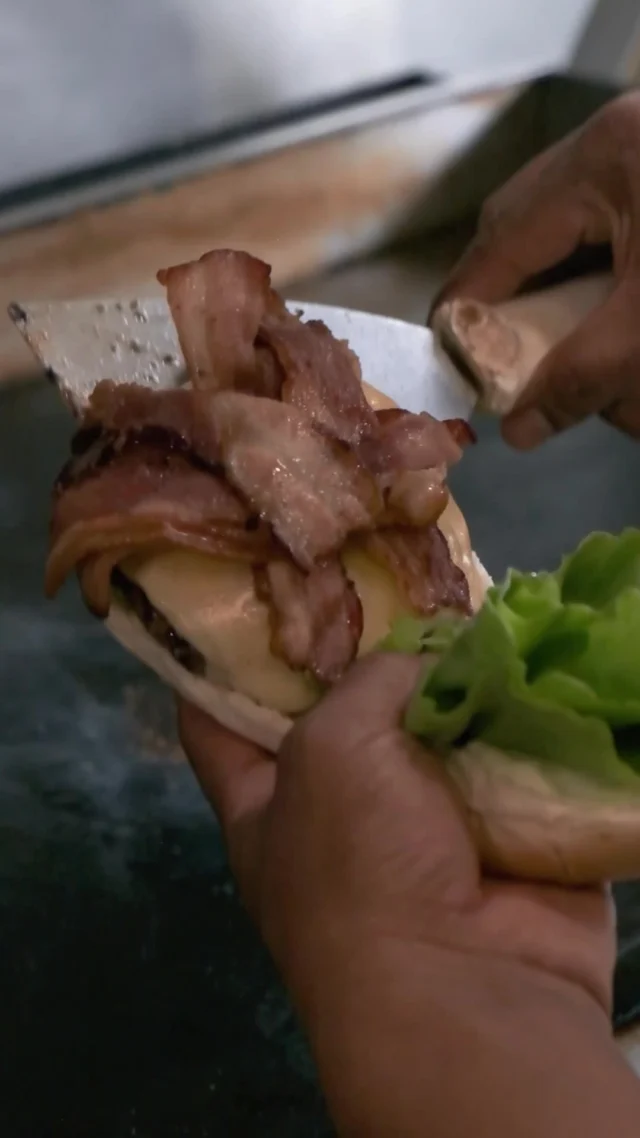 X Picanha Salada Bacon: o nome já diz tudo, mas o sabor diz ainda mais! 🥓🔥

Hambúrguer de picanha, queijo prato, salada e bacon em uma explosão de sabor.

💬 Quem aí é do #TeamPicanha? Marca nos comentários 👇

📍 Unidades:

Unidade JK: Av. Presidente Juscelino Kubitschek, 101

Unidade Cidade Jardim: Av. Cidade Jardim, 1085

🚨 ATENDIMENTO:

👉 UNIDADE JK
Seg. e Ter.: 12h às 0h
Qua. a Sáb.: 12h às 4h
Dom.: 12h às 2h

👉 UNIDADE CIDADE JARDIM
Seg. e Ter.: 12h às 0h
Qua., Qui. e Dom.: 12h às 2h
Sex. e Sáb.: 12h às 4h

👉 DELIVERY E IFOOD
Seg. e Ter.: 12h às 0h
Qua. a Sáb.: 12h às 4h
Dom.: 12h às 2h

📞 Pedidos:
(11) 4118-7878 (Unidade JK)
(11) 3168-4516 (Unidade Cidade Jardim)
.
.
.
.
.
.

#Xburger #PicanhaBurger #MilkMellow #BaconLovers