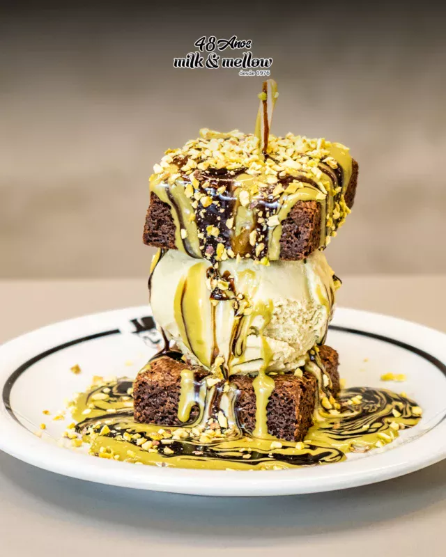 Pistache Brownie Tower – A sobremesa dos sonhos existe, sim! 😘

Camadas generosas de brownie macio, gelato artesanal de pistache siciliano, calda quente de chocolate e final crocante com farofa de castanhas.

Sabor pra quem leva a sobremesa a sério!

🍨 Experimente na Milk & Mellow JK ou peça pelo iFood!

📍 Unidades:

Unidade JK: Av. Presidente Juscelino Kubitschek, 101

Unidade Cidade Jardim: Av. Cidade Jardim, 1085

🚨 ATENDIMENTO:
👉 UNIDADE JK
Seg. e Ter.: 12h às 0h
Qua. a Sáb.: 12h às 4h
Dom.: 12h às 2h

👉 UNIDADE CIDADE JARDIM
Seg. e Ter.: 12h às 0h
Qua., Qui. e Dom.: 12h às 2h
Sex. e Sáb.: 12h às 4h

👉 DELIVERY E IFOOD
Seg. e Ter.: 12h às 0h
Qua. a Sáb.: 12h às 4h
Dom.: 12h às 2h

📞 Pedidos:
(11) 4118-7878 (Unidade JK)
(11) 3168-4516 (Unidade Cidade Jardim)
.
.
.
.
#brownie #gelato #sobremesa #sp #avenidajk #milkmellowgelato #pistache