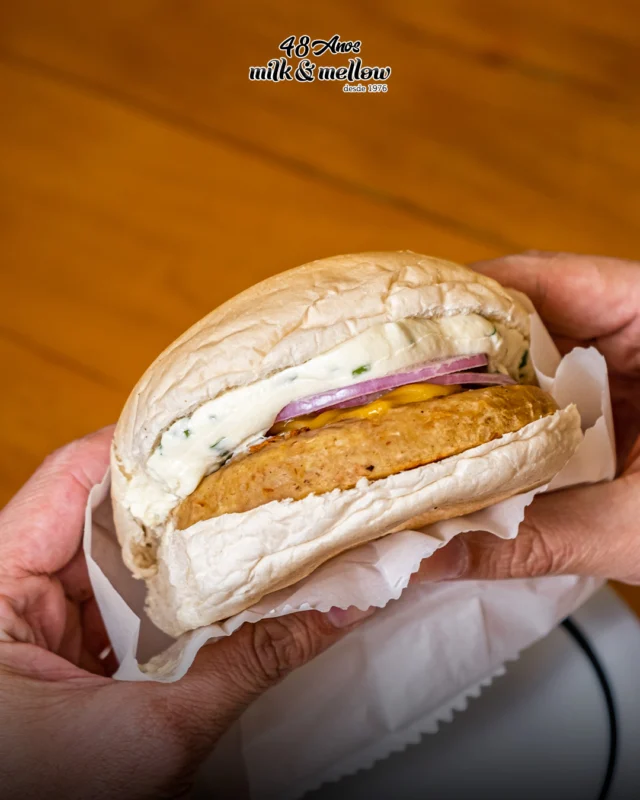 O Veggie X Burguer Cebola Roxa é a prova de que comida plant-based também pode ser incrível! 

Com hambúrguer de batata-doce 130g, pão vegano, cebola roxa marcante, cheddar vegetal cremoso e maionese artesanal — tudo sem origem animal e com sabor surpreendente. 💥

👉 Já experimentou essa delícia?
📍 Disponível todos os dias na Milk & Mellow!
Peça pelo Ifood ou venha para a unidade JK: Av. Presidente Juscelino Kubitschek, 101

🚨 ATENDIMENTO:

👉 UNIDADE JK
Seg. e Ter.: 12h às 0h
Qua. a Sáb.: 12h às 4h
Dom.: 12h às 2h

👉 UNIDADE CIDADE JARDIM
Seg. e Ter.: 12h às 0h
Qua., Qui. e Dom.: 12h às 2h
Sex. e Sáb.: 12h às 4h

👉 DELIVERY E IFOOD
Seg. e Ter.: 12h às 0h
Qua. a Sáb.: 12h às 4h
Dom.: 12h às 2h

📞 Pedidos:
(11) 4118-7878 (Unidade JK)
(11) 3168-4516 (Unidade Cidade Jardim)
.
.
.
#MilkMellow #BurgerVegano #SaborSemCulpa #MaioneseVegana 
 #VeggieBurger #CebolaRoxa #PlantBased #ComidaVegana #Sustentabilidade #VeggieLovers