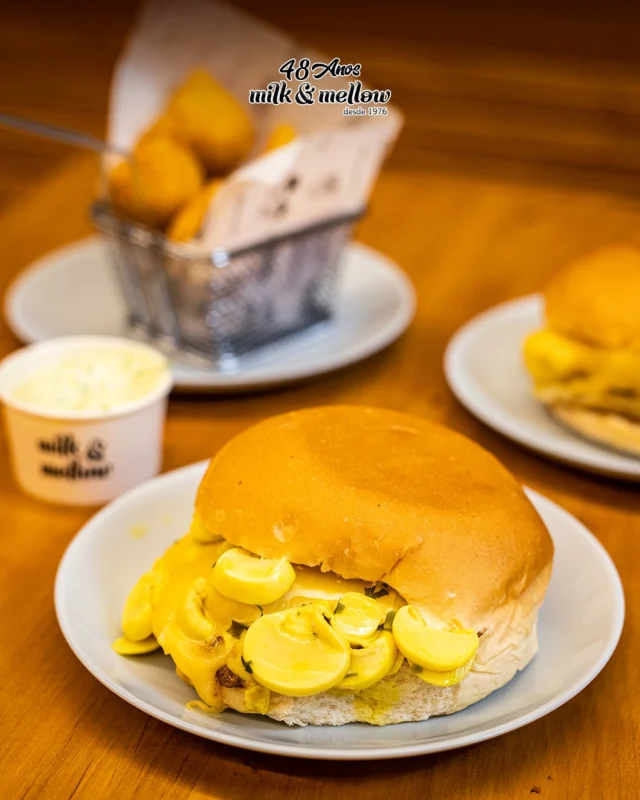 Nosso X Filet Mignon Champignon leva 150g do corte mais macio, queijo prato derretendo e champignon temperado com aquele toque especial Milk & Mellow.

É suculento, é cremoso, é irresistível.

📍Venha para a unidade JK:
Av. Presidente Juscelino Kubitschek, 101

🚨 ATENDIMENTO:

👉 UNIDADE JK
Seg. e Ter.: 12h às 0h
Qua. a Sáb.: 12h às 4h
Dom.: 12h às 2h

👉 UNIDADE CIDADE JARDIM
Seg. e Ter.: 12h às 0h
Qua., Qui. e Dom.: 12h às 2h
Sex. e Sáb.: 12h às 4h

👉 DELIVERY E IFOOD
Seg. e Ter.: 12h às 0h
Qua. a Sáb.: 12h às 4h
Dom.: 12h às 2h

📞 Pedidos:
(11) 4118-7878 (Unidade JK)
(11) 3168-4516 (Unidade Cidade Jardim)
.

#XFiletMignon #MilkMellow #BurgerNobre #ChampignonLovers #SaborQueSurpreende #FeitoComCapricho