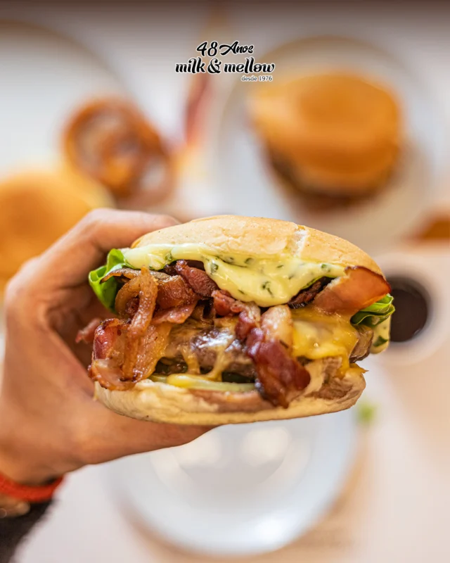 Sabe aquele clássico com um diferencial ? 
Aqui ele começa no tomate e na maionese artesanal. 🍅🔥

Nosso X Picanha Salada Bacon une sabor e textura: hambúrguer de picanha 160g, queijo prato, tomate caqui, alface fresca, bacon na chapa e nossa maionese artesanal cremosa.

Não é só um burger. É Milk & Mellow. 😋

🚨 ATENDIMENTO:

👉 UNIDADE JK
Seg. e Ter.: 12h às 0h
Qua. a Sáb.: 12h às 4h
Dom.: 12h às 2h

👉 UNIDADE CIDADE JARDIM
Seg. e Ter.: 12h às 0h
Qua., Qui. e Dom.: 12h às 2h
Sex. e Sáb.: 12h às 4h

👉 DELIVERY E IFOOD
Seg. e Ter.: 12h às 0h
Qua. a Sáb.: 12h às 4h
Dom.: 12h às 2h

📞 Pedidos:
(11) 4118-7878 (Unidade JK)
(11) 3168-4516 (Unidade Cidade Jardim)
.
.
.
.
#HappyHourMilkEMellow #BurgerArtesanal #PorçõesDeliciosas #CervejaGelada #MilkEMellowJK #FinalDoDiaPerfeito #SaborQueMarca